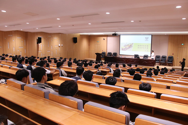 20230510玉環(huán)市關(guān)工委、市教育局聯(lián)合市中等職技校特邀頂尖越野賽車手韓魏開展勵志講座1_副本.jpg